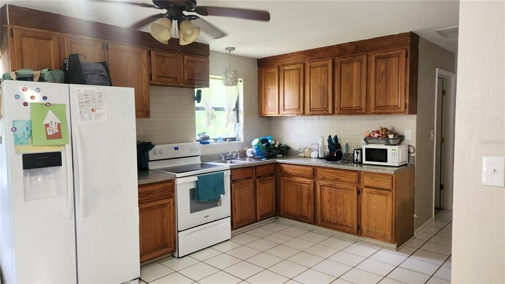 For Rent: $1,350 (2 beds, 1 baths, 936 Square Feet)