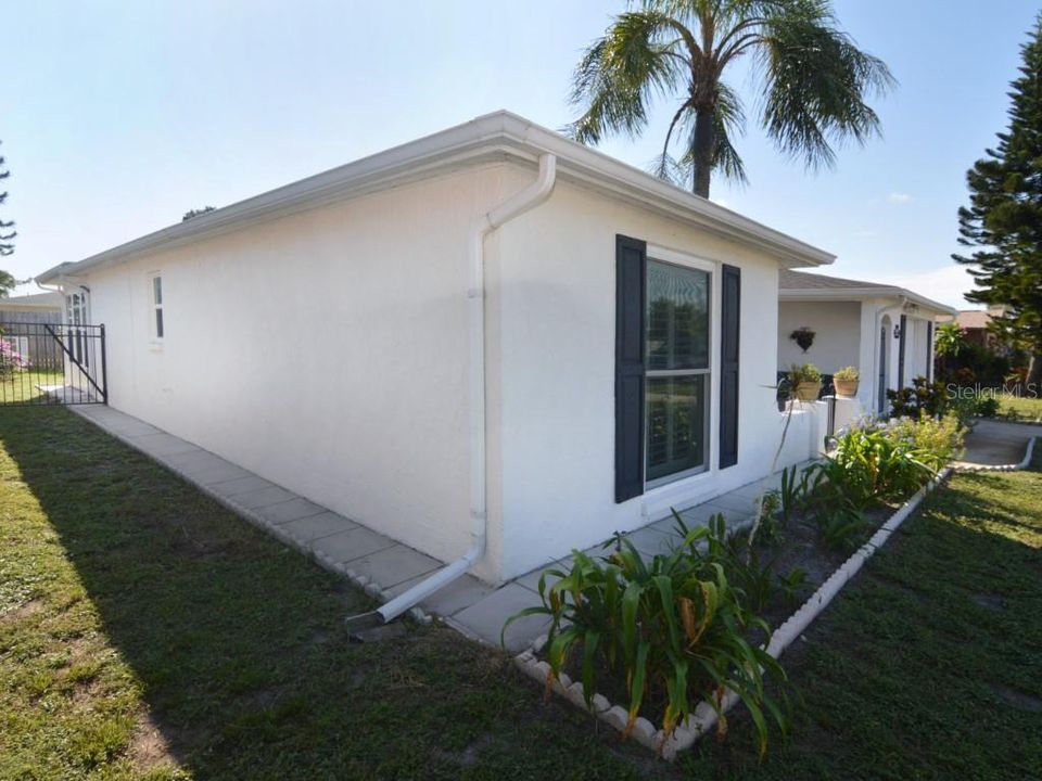 For Sale: $339,000 (2 beds, 2 baths, 1393 Square Feet)