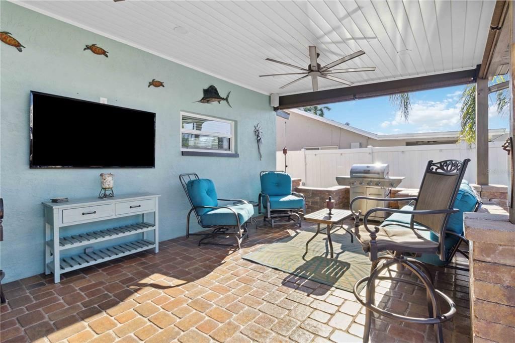 Active With Contract: $3,500 (3 beds, 2 baths, 1992 Square Feet)