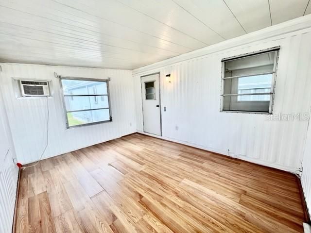 For Sale: $69,500 (1 beds, 1 baths, 552 Square Feet)