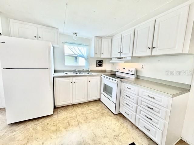 For Sale: $69,500 (1 beds, 1 baths, 552 Square Feet)