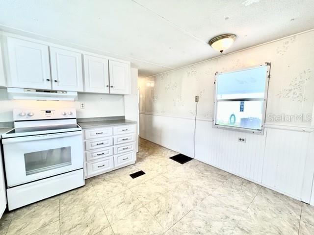 For Sale: $69,500 (1 beds, 1 baths, 552 Square Feet)