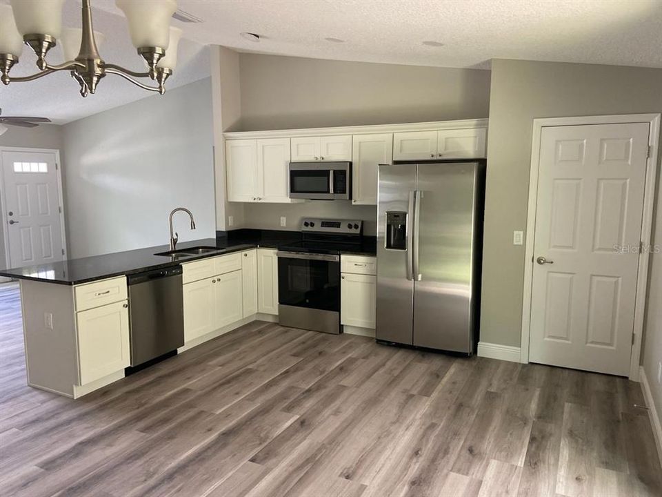 For Sale: $249,900 (3 beds, 2 baths, 1405 Square Feet)