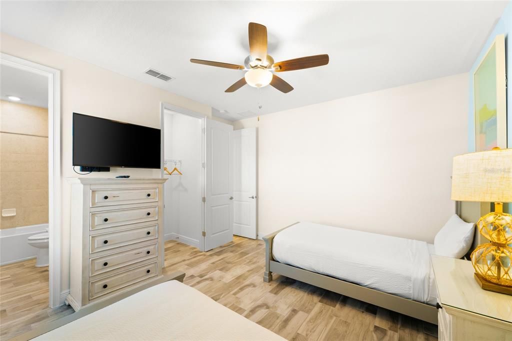 For Sale: $379,950 (2 beds, 2 baths, 1394 Square Feet)