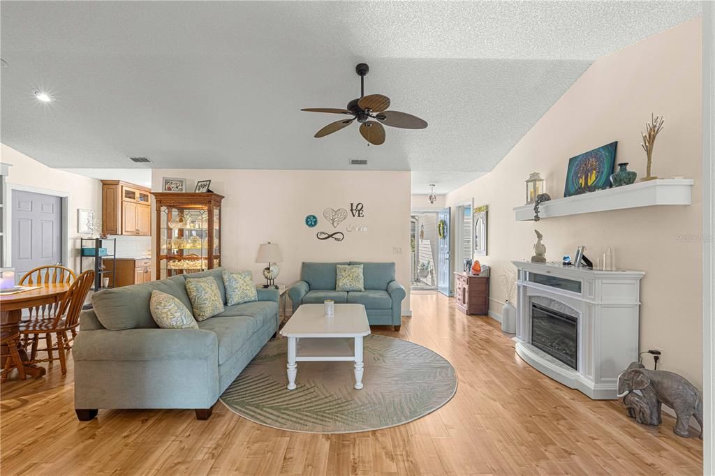 Active With Contract: $267,900 (3 beds, 2 baths, 1835 Square Feet)