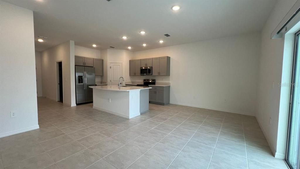 For Rent: $2,050 (3 beds, 2 baths, 1373 Square Feet)