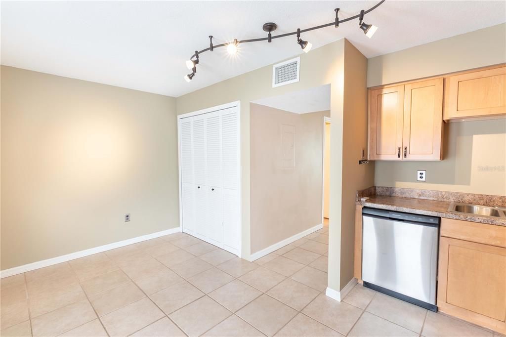 For Rent: $1,500 (2 beds, 1 baths, 1260 Square Feet)