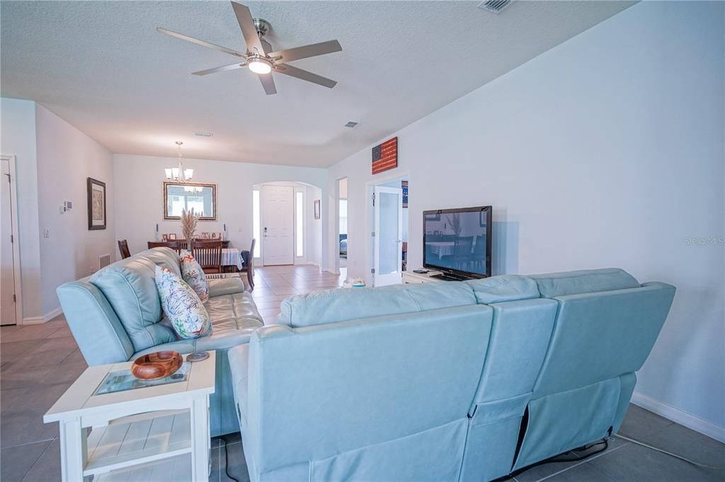 For Sale: $316,499 (2 beds, 2 baths, 1857 Square Feet)