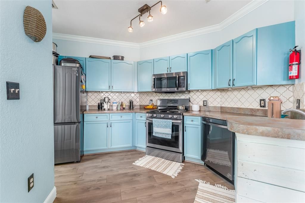 For Sale: $344,000 (1 beds, 1 baths, 1079 Square Feet)