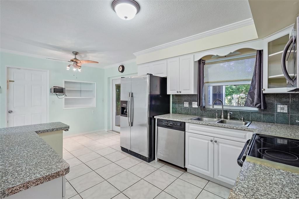 For Sale: $355,000 (2 beds, 2 baths, 1025 Square Feet)