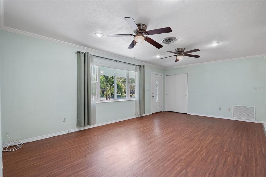 For Sale: $355,000 (2 beds, 2 baths, 1025 Square Feet)