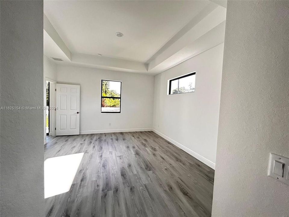 En Venta: $384,900 (4 camas, 2 baños, 1638 Pies cuadrados)