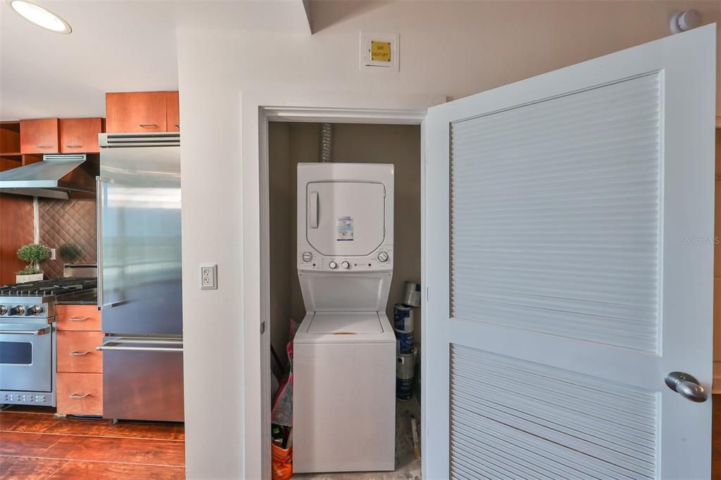 For Sale: $294,900 (1 beds, 1 baths, 615 Square Feet)