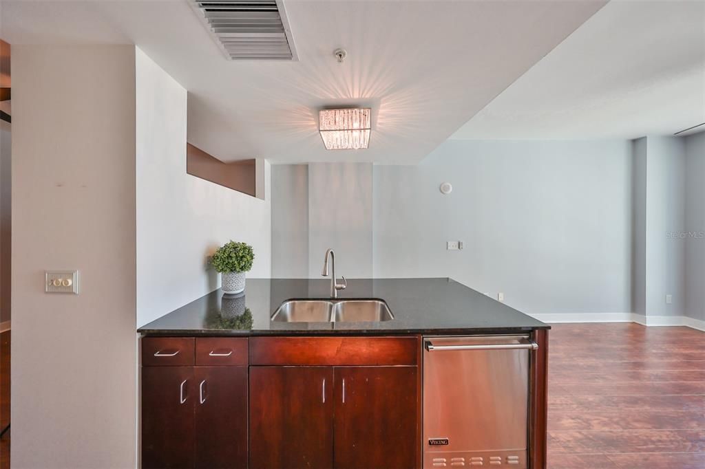 For Sale: $294,900 (1 beds, 1 baths, 615 Square Feet)