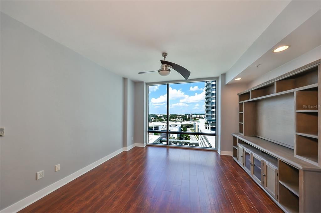 For Sale: $294,900 (1 beds, 1 baths, 615 Square Feet)