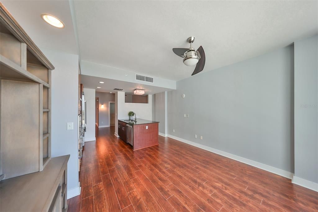 For Sale: $294,900 (1 beds, 1 baths, 615 Square Feet)