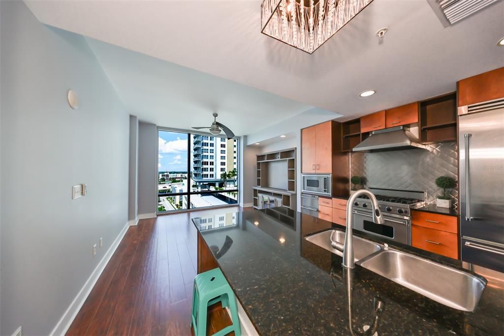 For Sale: $294,900 (1 beds, 1 baths, 615 Square Feet)