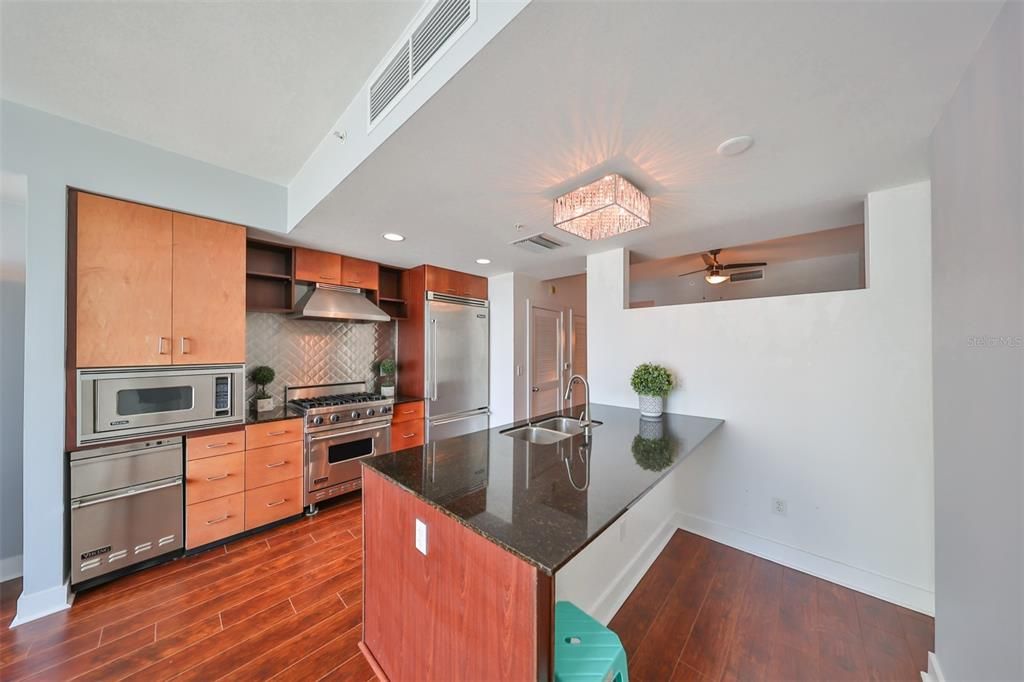 For Sale: $294,900 (1 beds, 1 baths, 615 Square Feet)