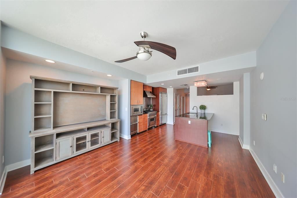 For Sale: $294,900 (1 beds, 1 baths, 615 Square Feet)