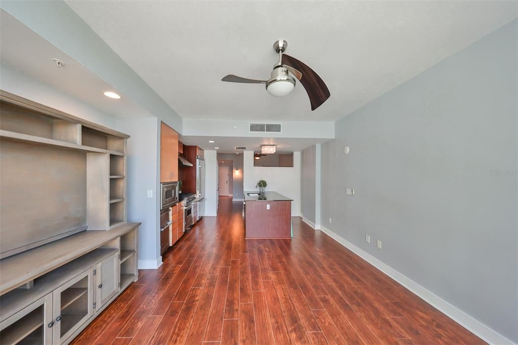 For Sale: $294,900 (1 beds, 1 baths, 615 Square Feet)