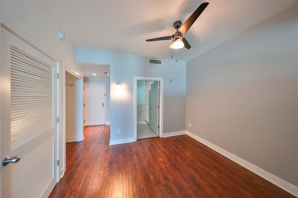 For Sale: $294,900 (1 beds, 1 baths, 615 Square Feet)