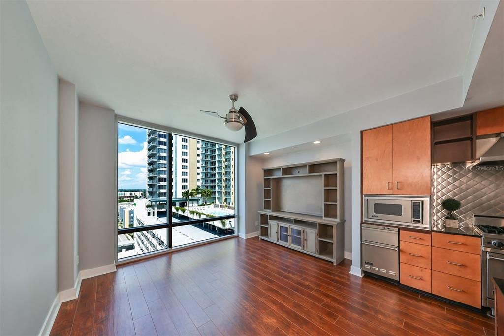 For Sale: $294,900 (1 beds, 1 baths, 615 Square Feet)