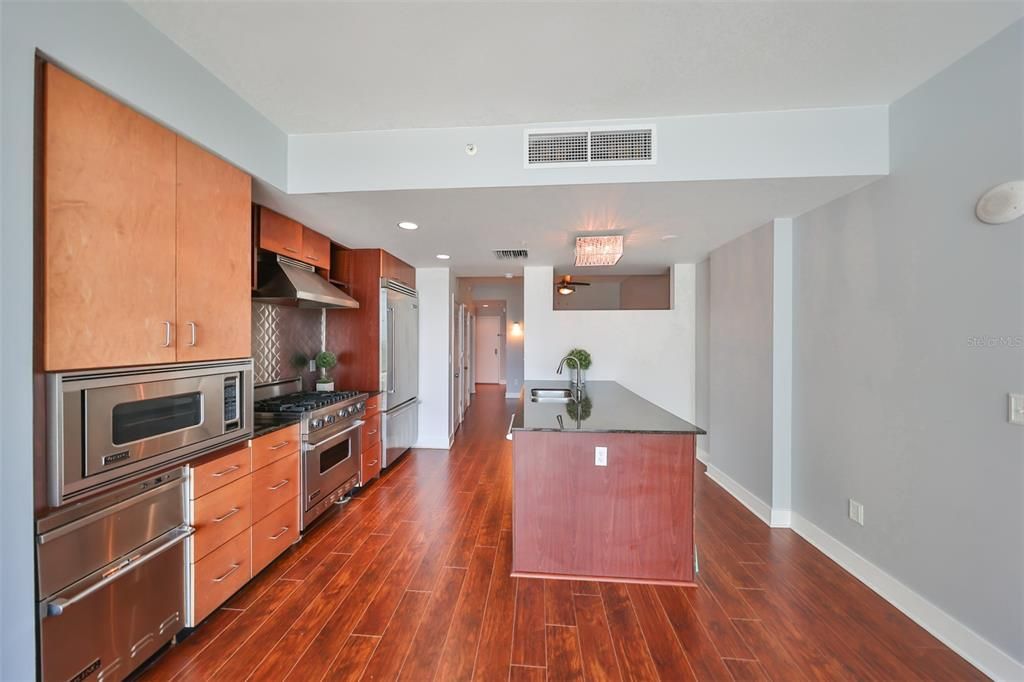 For Sale: $294,900 (1 beds, 1 baths, 615 Square Feet)