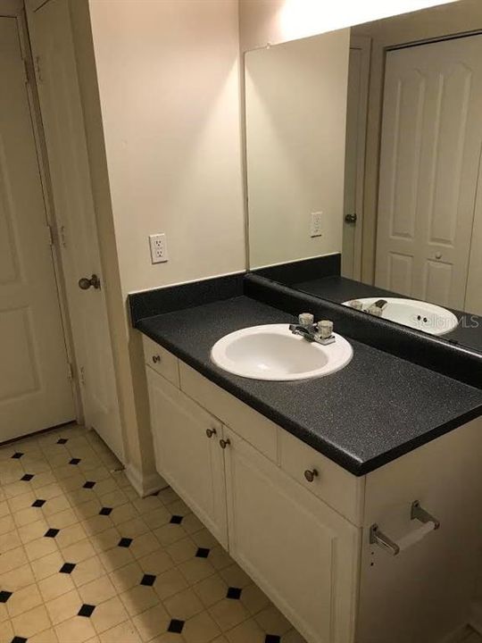 For Rent: $1,600 (1 beds, 1 baths, 765 Square Feet)