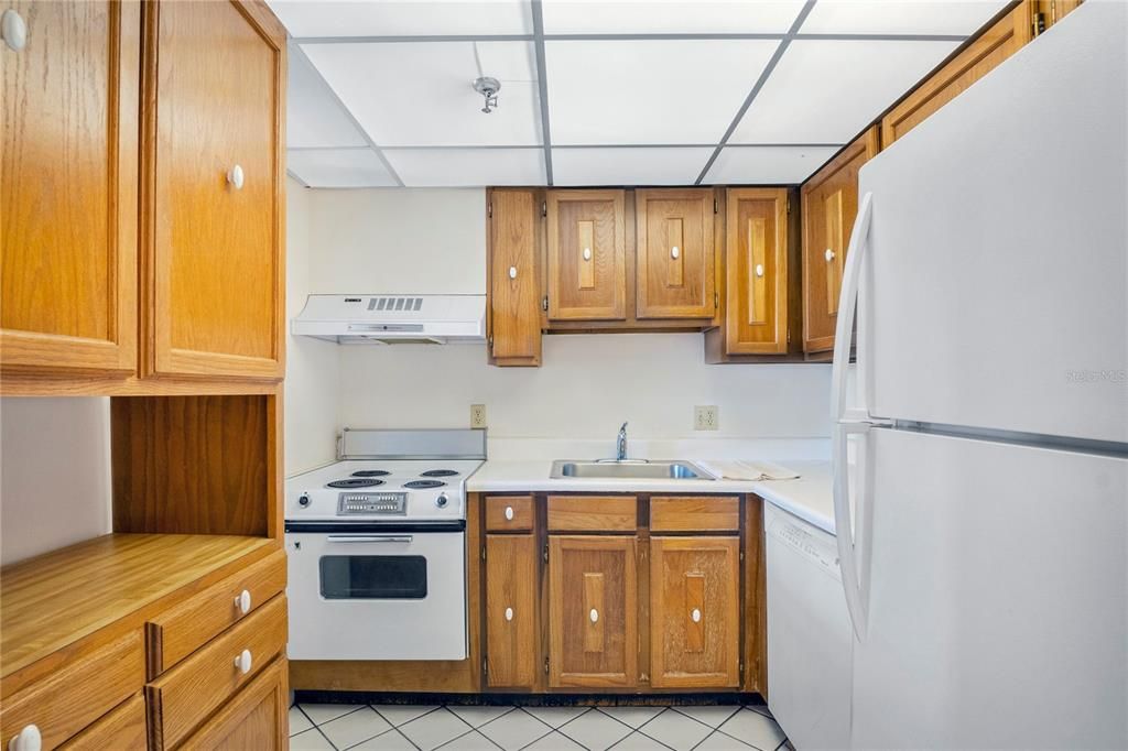 For Sale: $189,900 (1 beds, 1 baths, 799 Square Feet)