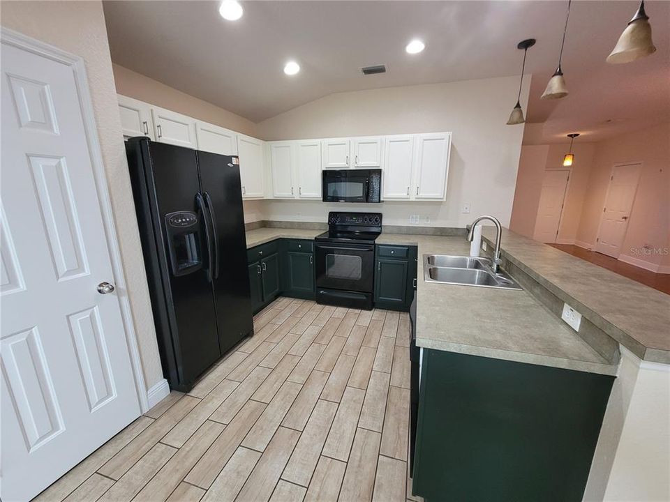 For Rent: $1,900 (3 beds, 2 baths, 1746 Square Feet)