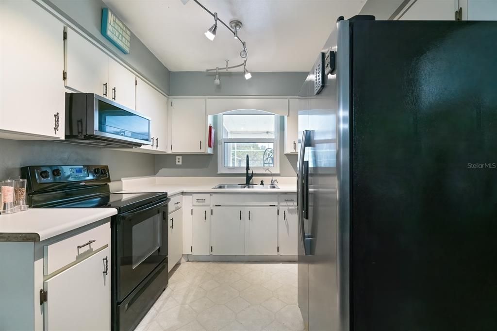 For Sale: $350,000 (4 beds, 2 baths, 1668 Square Feet)