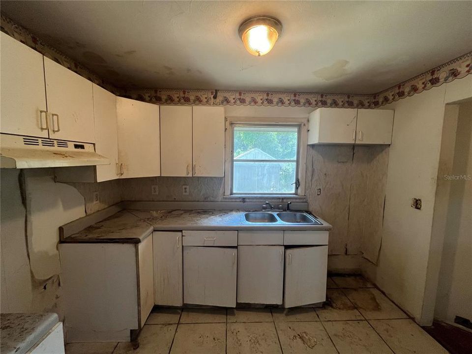 For Sale: $124,900 (3 beds, 1 baths, 914 Square Feet)