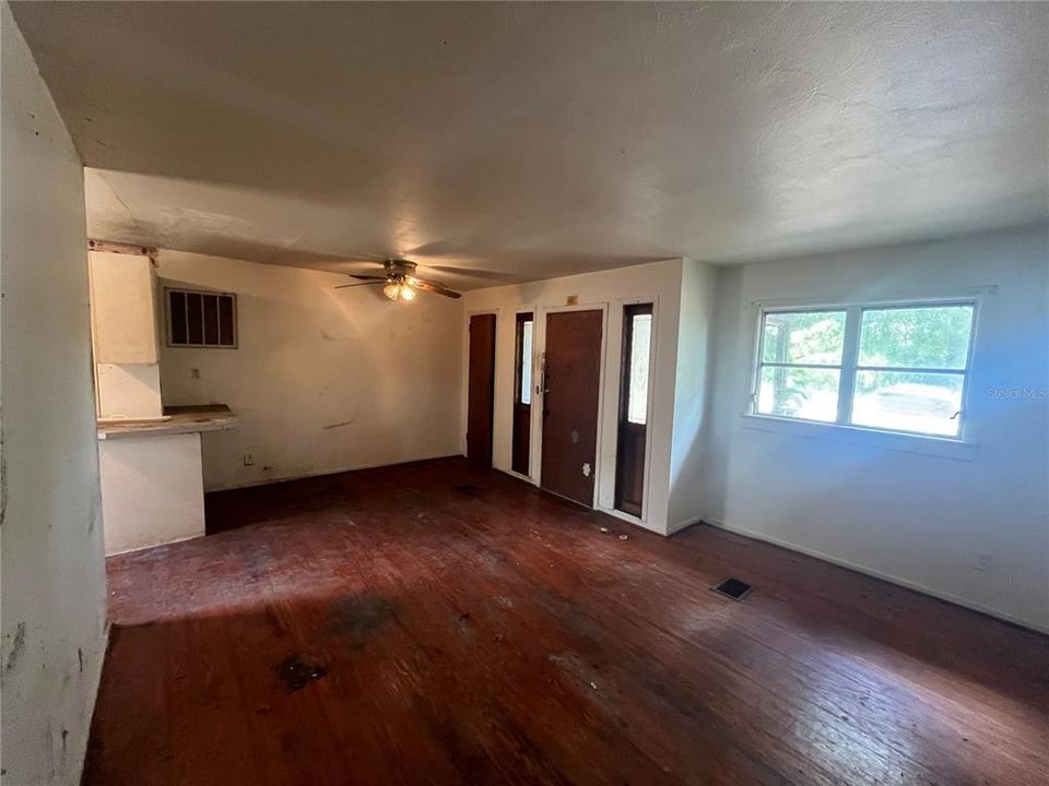 For Sale: $124,900 (3 beds, 1 baths, 914 Square Feet)