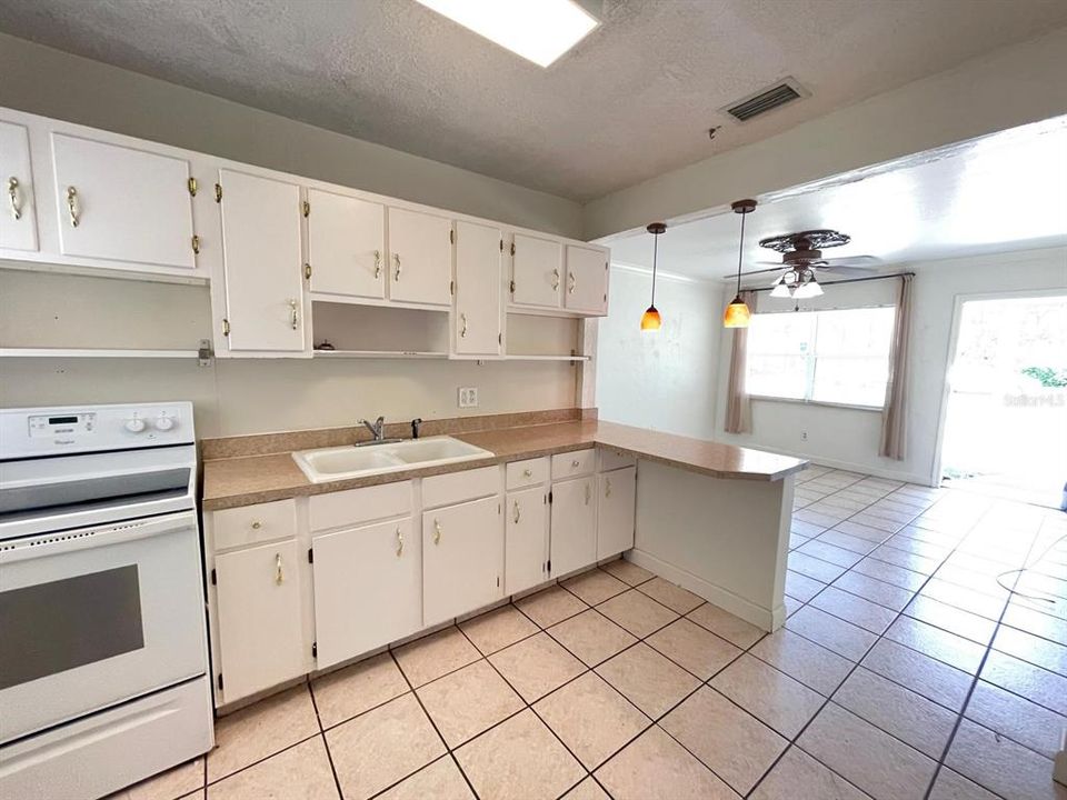 For Rent: $2,199 (3 beds, 1 baths, 1202 Square Feet)