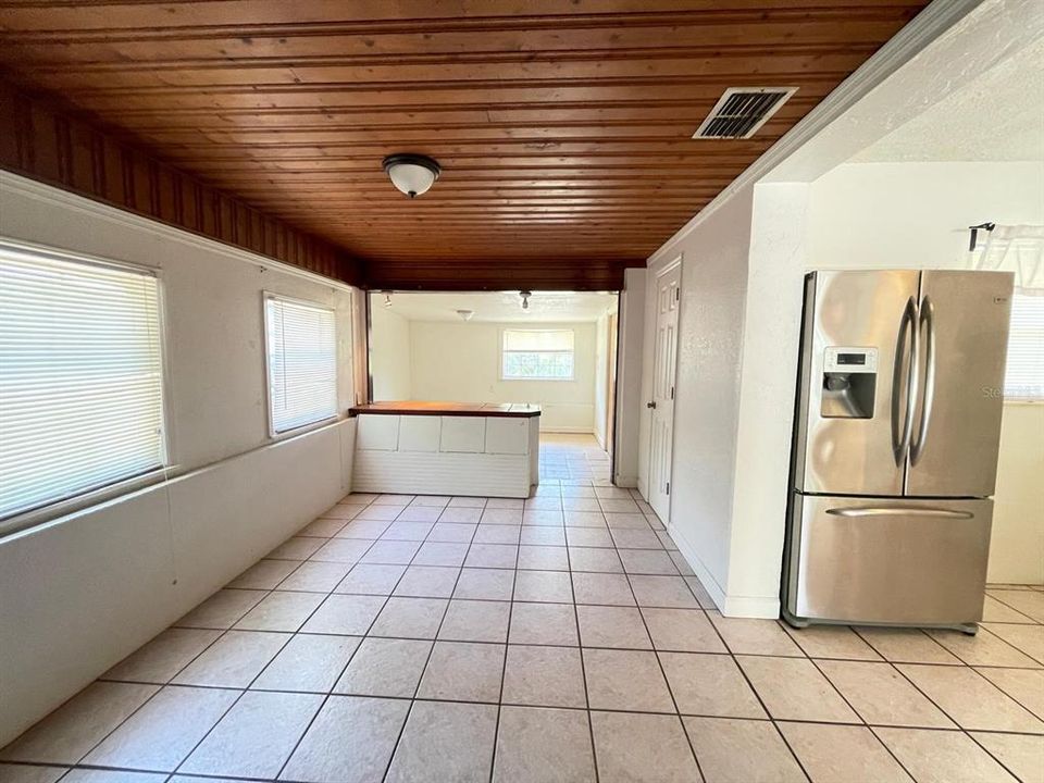 For Rent: $2,199 (3 beds, 1 baths, 1202 Square Feet)