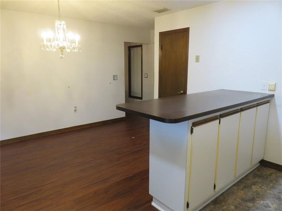 For Sale: $325,000 (3 beds, 2 baths, 1596 Square Feet)