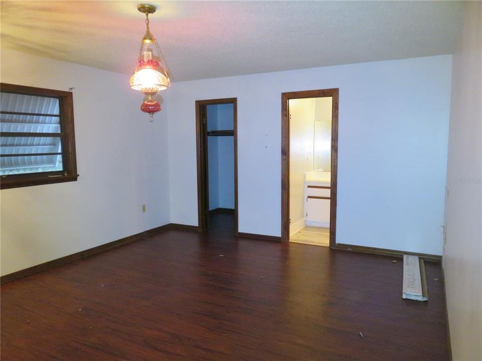 For Sale: $325,000 (3 beds, 2 baths, 1596 Square Feet)