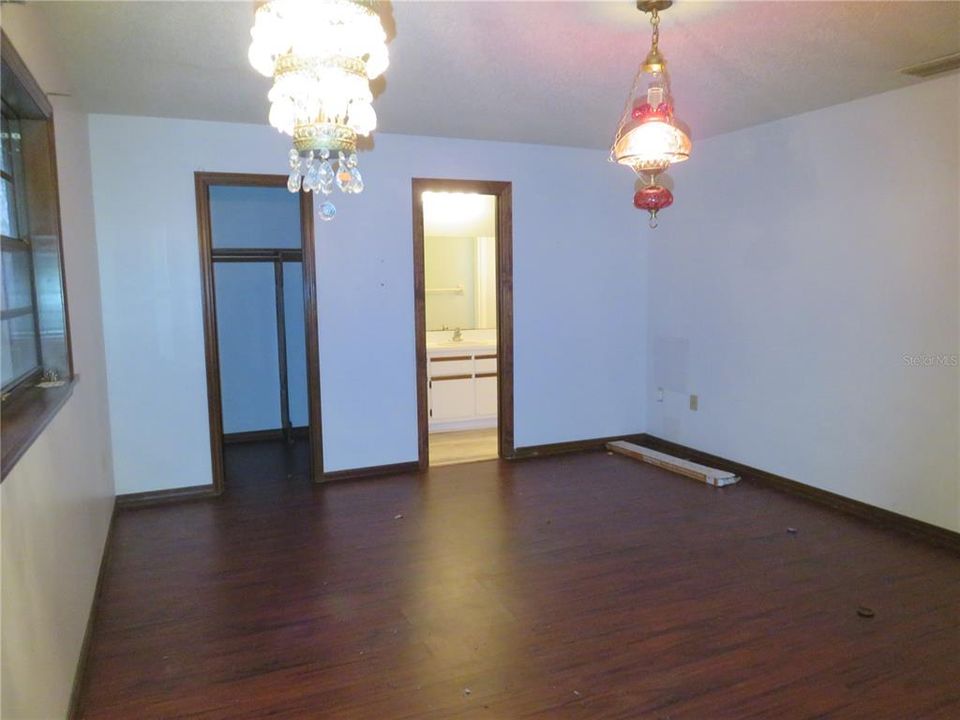 For Sale: $325,000 (3 beds, 2 baths, 1596 Square Feet)