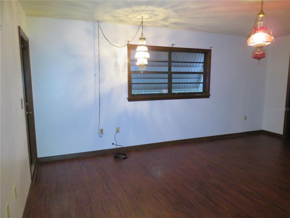 For Sale: $325,000 (3 beds, 2 baths, 1596 Square Feet)