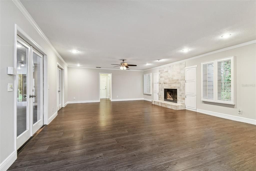 Family room w/fireplace