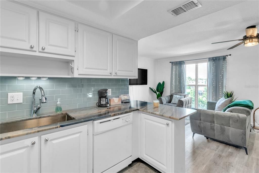 For Sale: $234,999 (1 beds, 1 baths, 670 Square Feet)