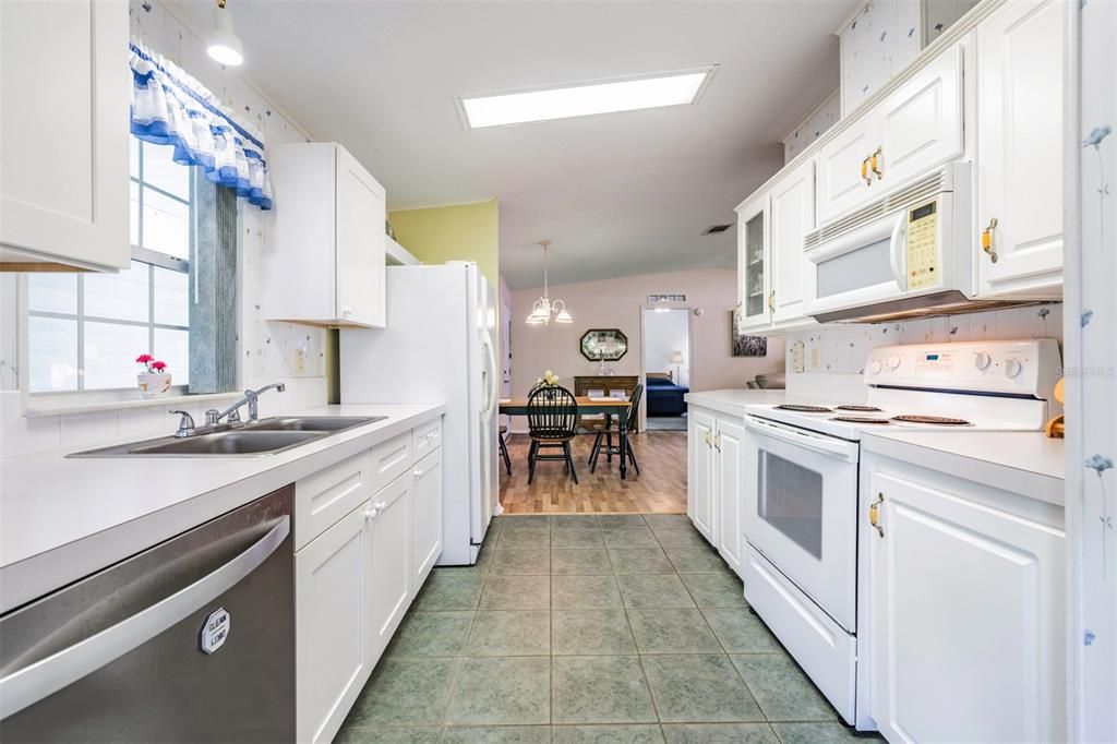 For Sale: $275,000 (2 beds, 2 baths, 1272 Square Feet)