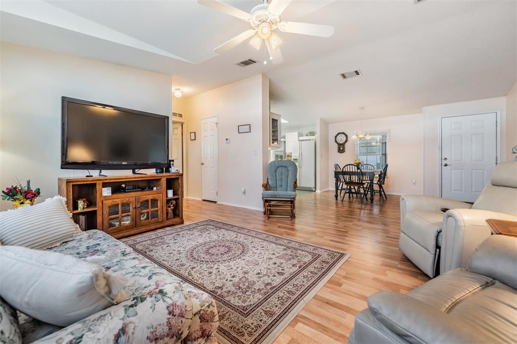 For Sale: $275,000 (2 beds, 2 baths, 1272 Square Feet)