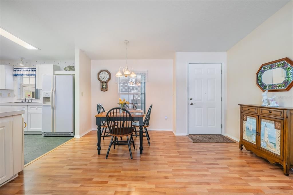 For Sale: $275,000 (2 beds, 2 baths, 1272 Square Feet)