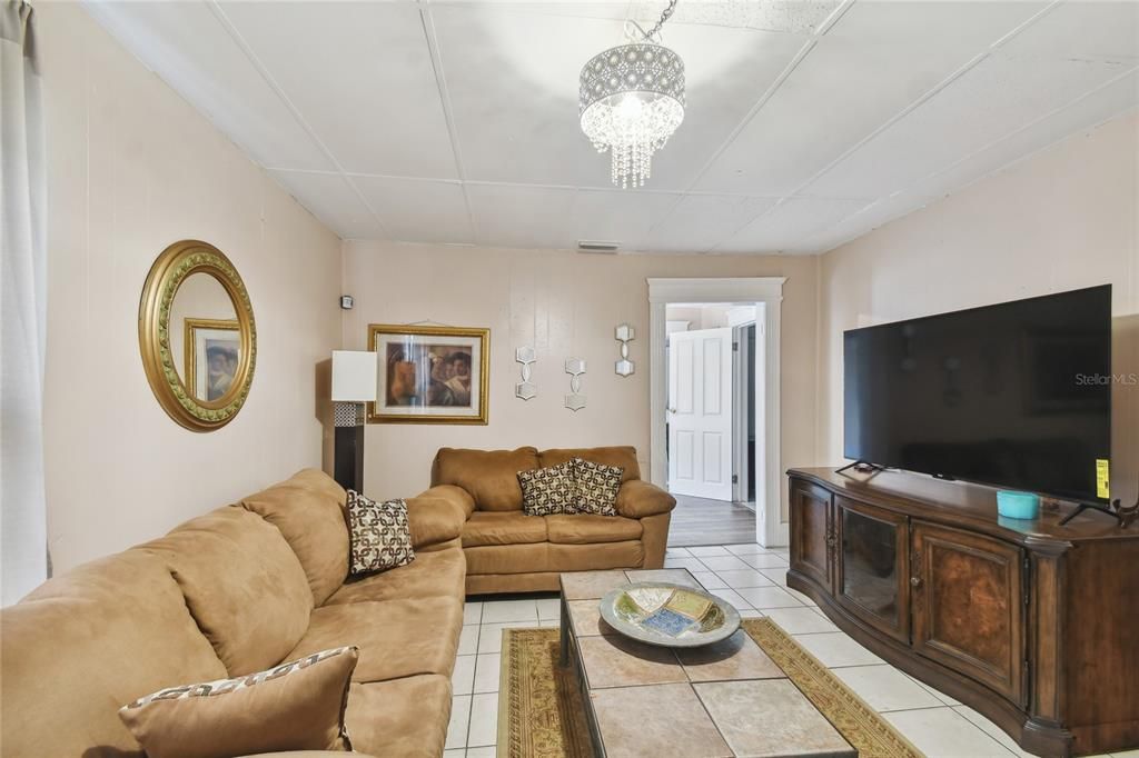 2402 N Highland Ave: Living Room