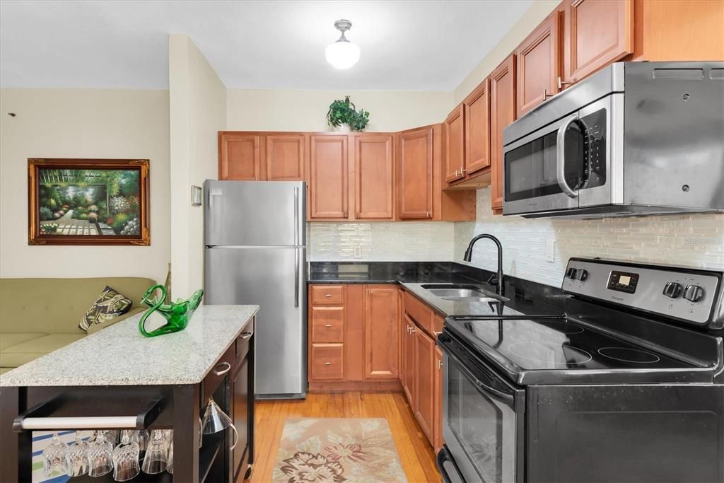 For Sale: $380,000 (1 beds, 2 baths, 850 Square Feet)