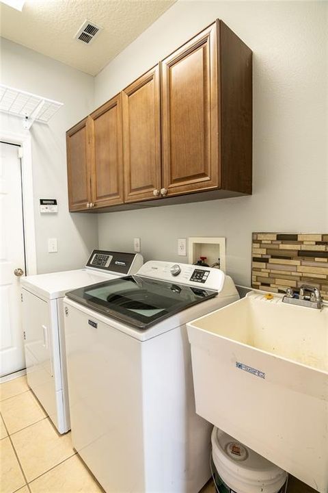 Laundry corridor with sink