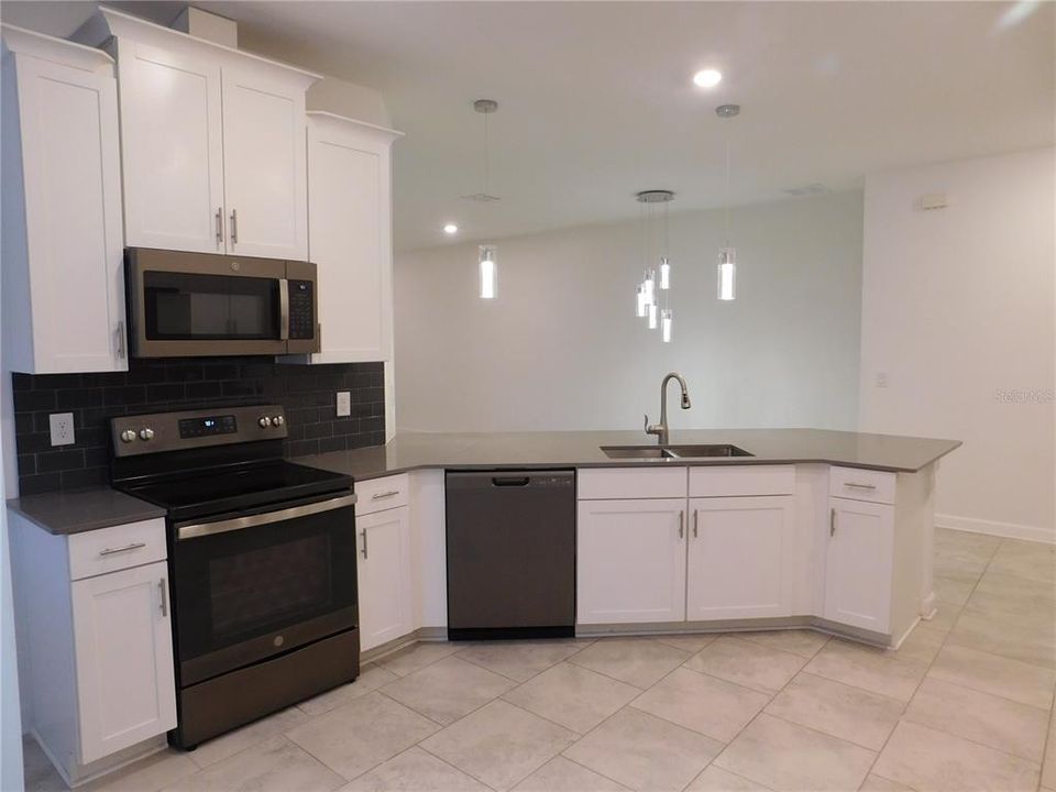 For Rent: $2,600 (3 beds, 2 baths, 2133 Square Feet)