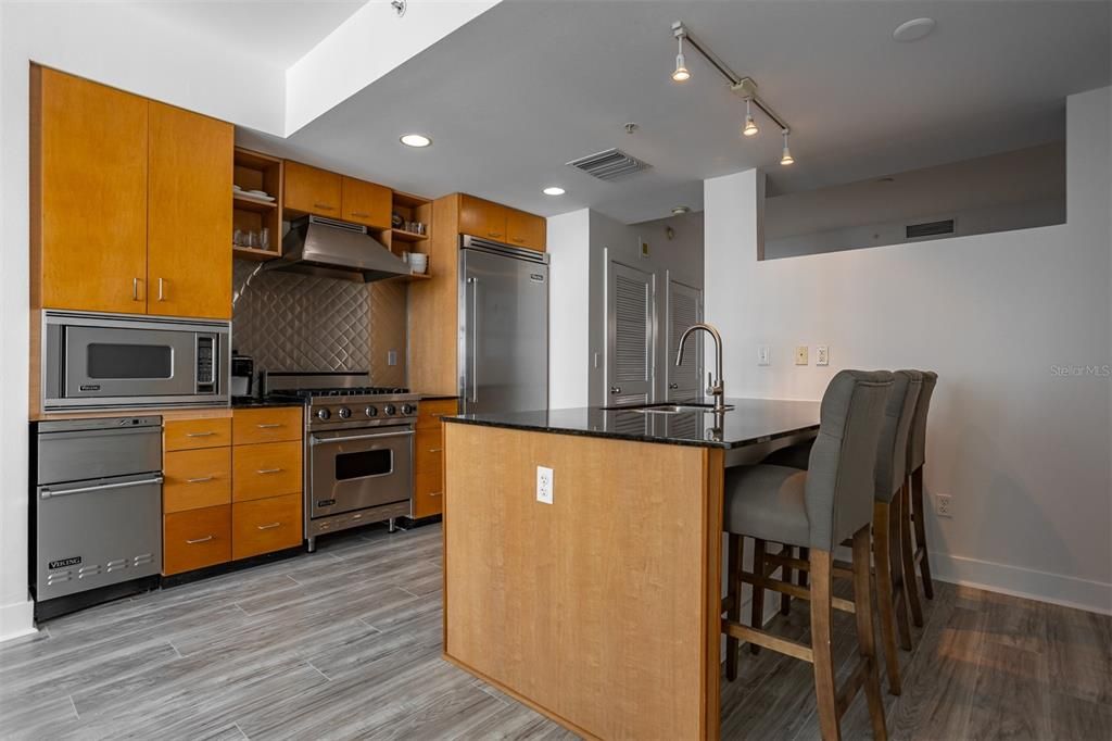 For Sale: $315,000 (1 beds, 1 baths, 615 Square Feet)