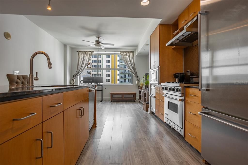 For Sale: $315,000 (1 beds, 1 baths, 615 Square Feet)